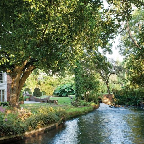 Ten angielski ogród tworzy woda
