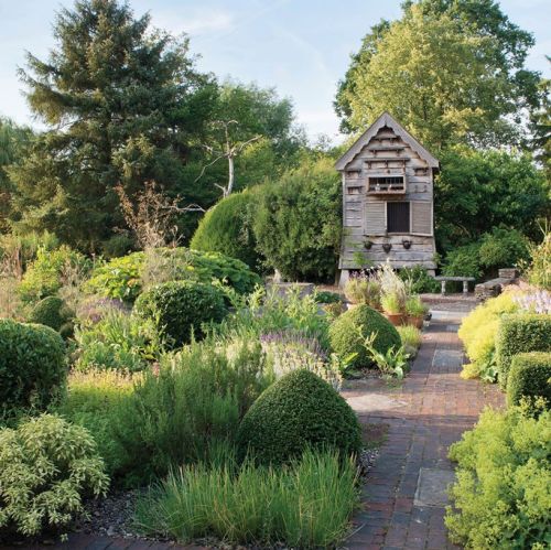 Ten angielski ogród tworzy woda