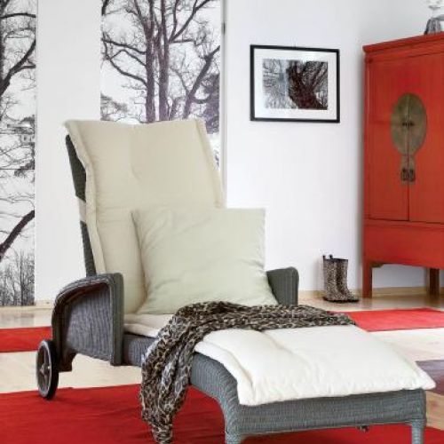 Ogrodowy szezlong w salonie. Urządzony z pomocą... aniołów