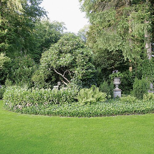 Ogromna polana porośnięta angielskim trawnikiem