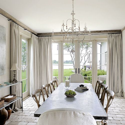 Ogromne okna sprawiają, że w jadalni można poczuć się jak w ogrodzie.