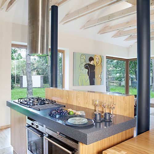 Ogromne okna zajmują większą część ścian.