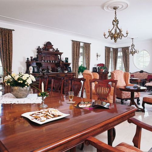 Ogromny kredens i stół dla całej wielopokoleniowej rodziny przez ćwierć wieku ugniatane w