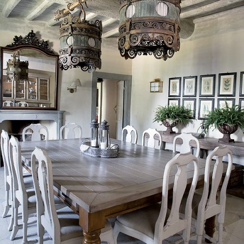 Ogromny kwadratowy stół, ustawiony pod majestatycznymi miedzianymi lampami, łączy całą rodzinę w święta.