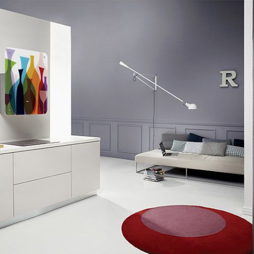 Minimalistyczne urządzona kuchnia z nowoczesnym sprzętem agd.