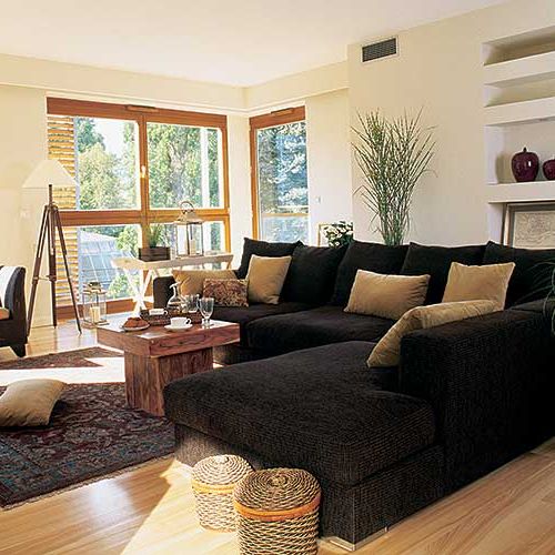 Okna salonu wychodzą na zachód, na dach zabytkowej oranżerii.Przed popołudniowym słońcem chronią mieszkańców