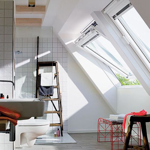 Okna Velux GGU z drewna i poliuretanu całkowicie wodoodporne, z bezpieczną szybą. Cena od 1273. VELUX