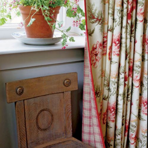 Okna w kwiatach. Kwiaty, zasłony, materiał