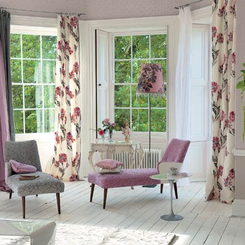 Okna w kwiatach. Kwiaty, zasłony, materiał
