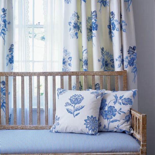 Okna w kwiatach. Kwiaty, zasłony, materiał