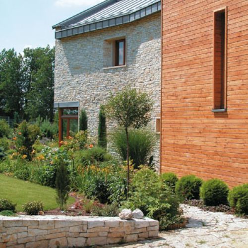 Okna w sypialni wychodzą na wschód i zachód. Słońce towarzyszy więc podczas pobudki i wpada do pokoju wieczorem. Okienną