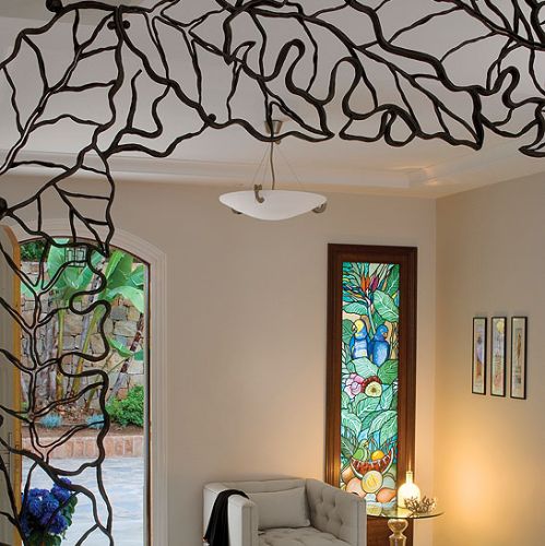 Okna zdobią witraże. Śródziemnomorski dom na niepogodę