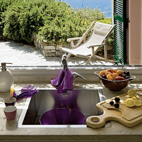 Okno z kuchni wychodzi wprost na taras dzięki czemu potrawy można podawać jak w bistro.