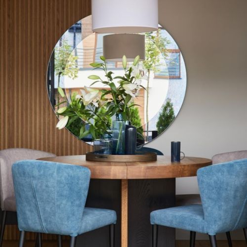 okrągłe lustro w jadalni