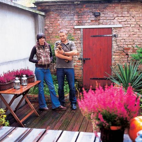 Ola i Tomek w ogródku. W poznańskiej kamienicy