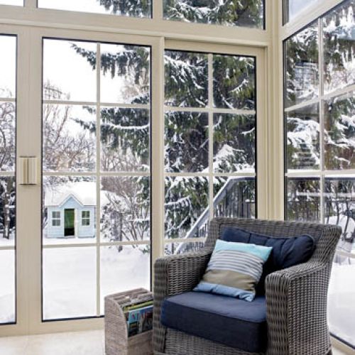 Oranżeria idealnie komponuje się z domem i ogrodem.