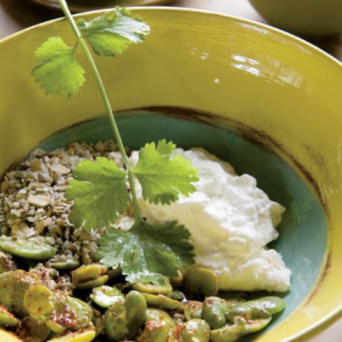 Orientalna sałatka z bobem. Pierwsze smaki lata