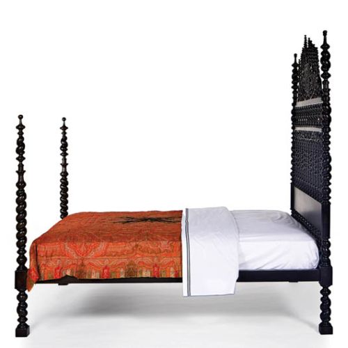 Orientalne łóżko projektu Martyna Lawrence-Bullarda