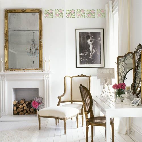 Ornament z róż pod sufitem jest stylowym wykonczeniem kobiecego buduaru.