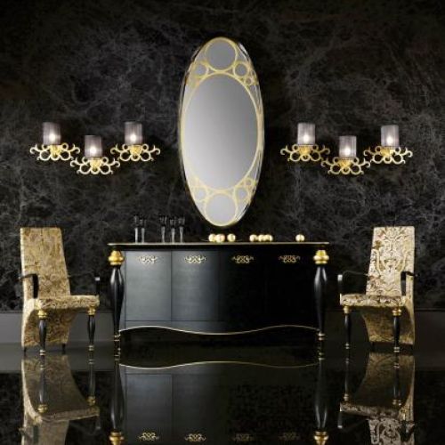 Ornamenty na meblach z kolekcji Venus pokryte są płatkami złota. Komoda kosztuje 17 100 zł, krzesło - 2400 zł,