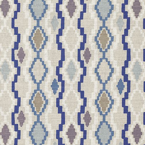 Modne tkaniny w oknach, na stole i kanapie