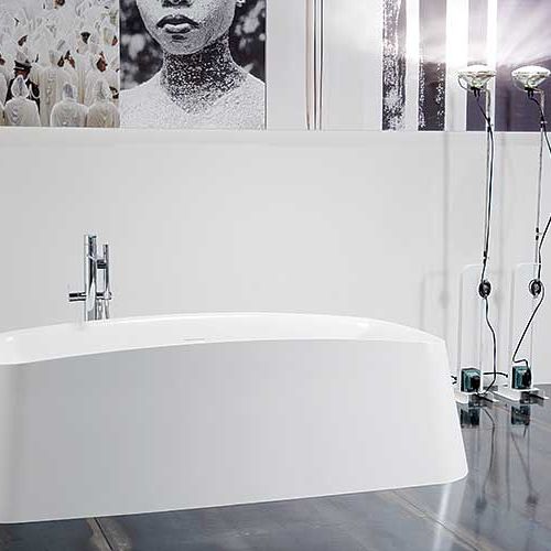 Oryginalną wannę Bella wymyślił znany projektant ceramiki łazienkowej Antonio Lupi. Po raz pierwszy pokaże ją