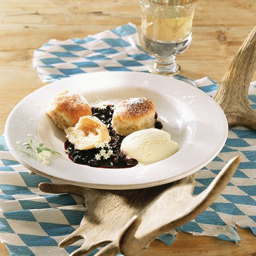 Orzechowe bułeczki z sosem z czarnego bzu.