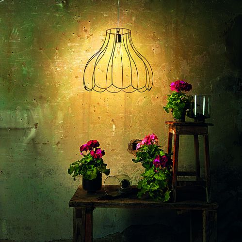 LUCILLA, abażur z metalowych drutów o rdzewnym wykończeniu, wprowadzi w ogrodzie i na tarasie nostalgiczną