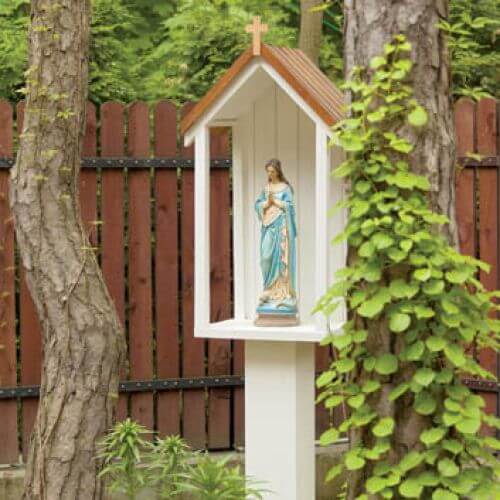 Otoczona drzewami, pamięta dawne czasy