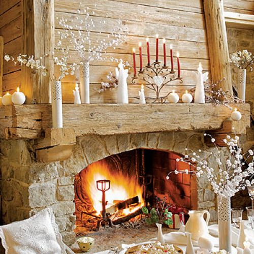 Otwarty, wysoki kominek z kamienia i świerkowego drewna, zaprojektowany przez architekta Nicolasa Perrin, ogrzewa cały