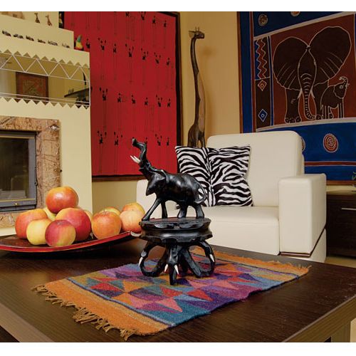 Ozdobą mieszkania są pamiątki przywiezione z podróży.