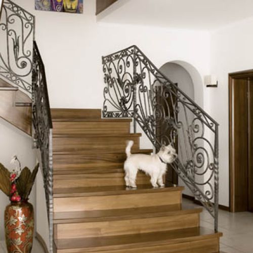 Ozdobą reprezentacyjnego holu są drewniane schody z kutą balustradą.