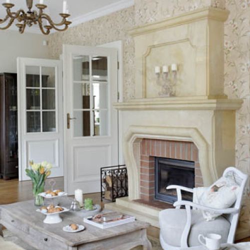 Ozdobą salonu jest kominek znaleziony na zapleczu sklepu, porzucony przez klienta, który go zamówił, ale już nie odebrał.