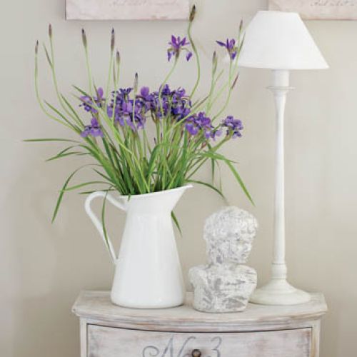 Ozdoby jak w Prowansji - bukiet lawendy w białym dzbanku retro.