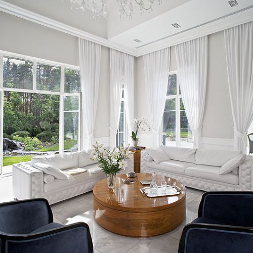 Pałacowe materiały potraktowane są nowocześnie i z przymróżeniem oka.