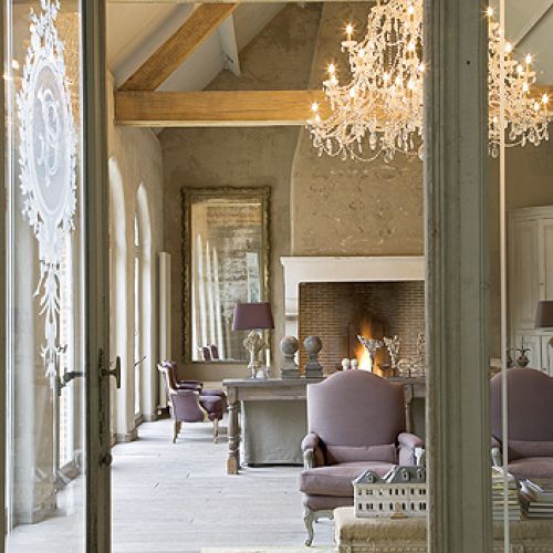 Pałacowe meble stoją na tle surowej ściany.