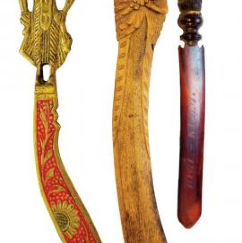 Pamiątkowy pomocnik z Indii. Drewniany otwieracz do listów z myśliwskiego kompletu na biurko. Nóż z szylkretu.