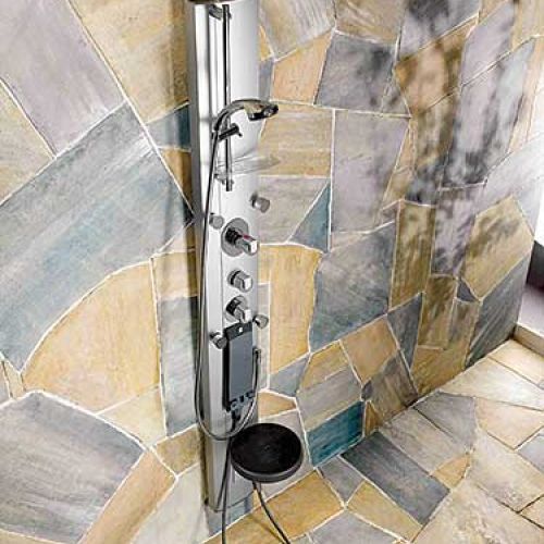 Panel prysznicowy z... siedziskiem ? dla tych, którzy łatwo się męczą. Może być zamontowany na ścianie lub w narożniku.