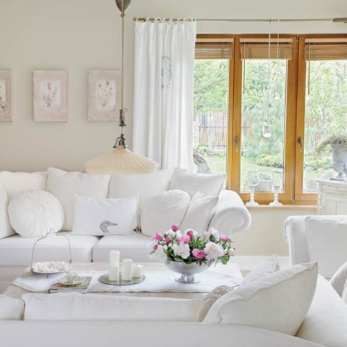 Pani domu młodość spędziła wśród antyków, ale ich ciemne kolory działały na nią depresyjnie, więc teraz wszystko rozjaśnia.