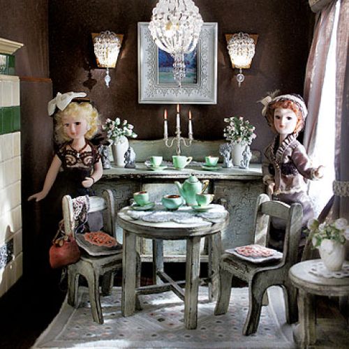 Panna Julia plotkuje z koleżanką. W domku lalek