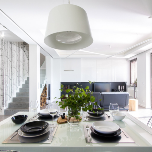 Parter domu do otwarta przestrzeń, na której znalazły się kuchnia, jadalnia i salon.