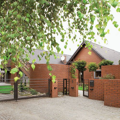 Parterowa willa niedaleko Poznania. Nowoczesny dom otoczony łąką