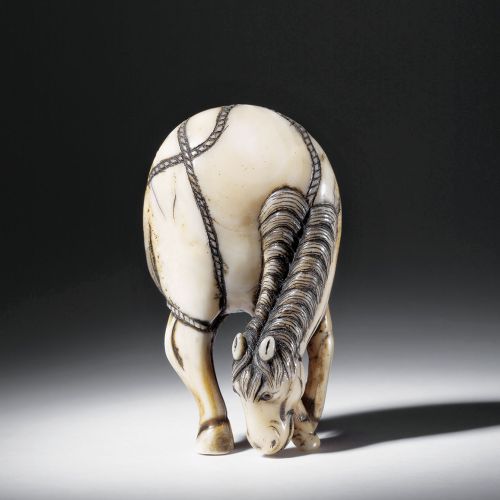 Pasący się koń , kość słoniowa, XVIII w.