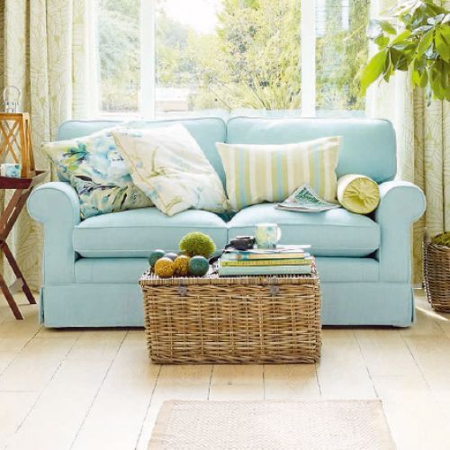 Pastele górą. Zestawienie niebieskiej sofy (ale równie dobrze w każdym innym kolorze) z błękitno-limonkowymi poduszkami