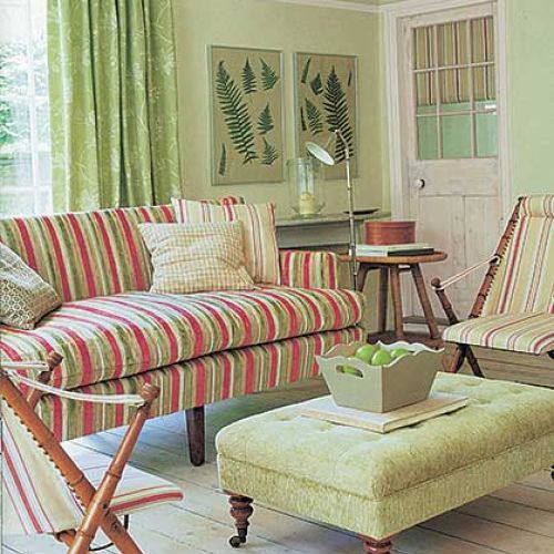 Pasy podkreślają prostotę bambusowych krzesełek, a stonowany kolor pistacji - elegancję pufa. GALERIA WNĘTRZE