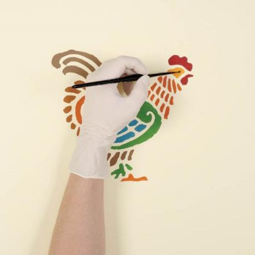 Pędzelkiem nanosimy detale. Wiosenne koguciki