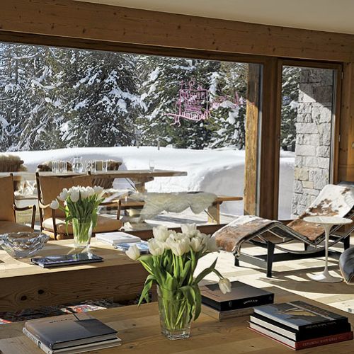 Pełen klasyków dizajnu - szezląg Le Corbusier i krzesła duńskiego projektanta Hansa Wegnera.