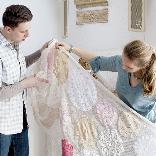 Pełno tu serwetek wydzierganych z kordonka: różowe i białe w sypialni, zielone w łazience, niebieskie w kuchni.