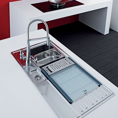 Pento 60 B-CN jest ze stali polerowanej. Ma też szklaną deskę, sitko, zestaw tarek, dozownik na płyn i stelaż