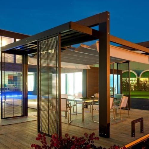 Pergole z jodły – wolno stojące lub montowane przy domu, z przesuwanymi drzwiami.